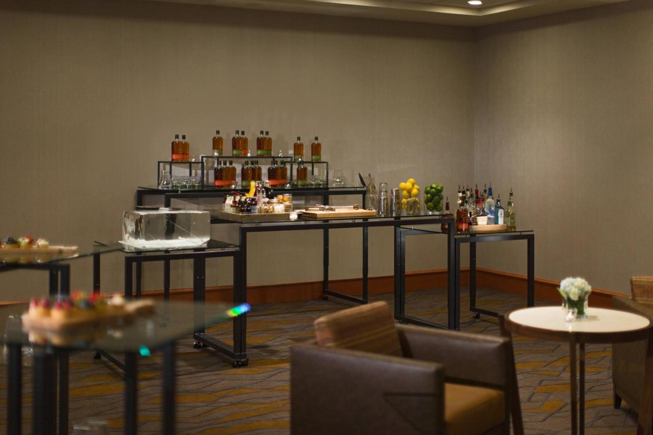 Calgary Marriott Downtown Hotel Экстерьер фото